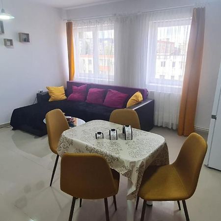 Cosy 2 Bedroom Apartment In New Town 브라쇼브 외부 사진