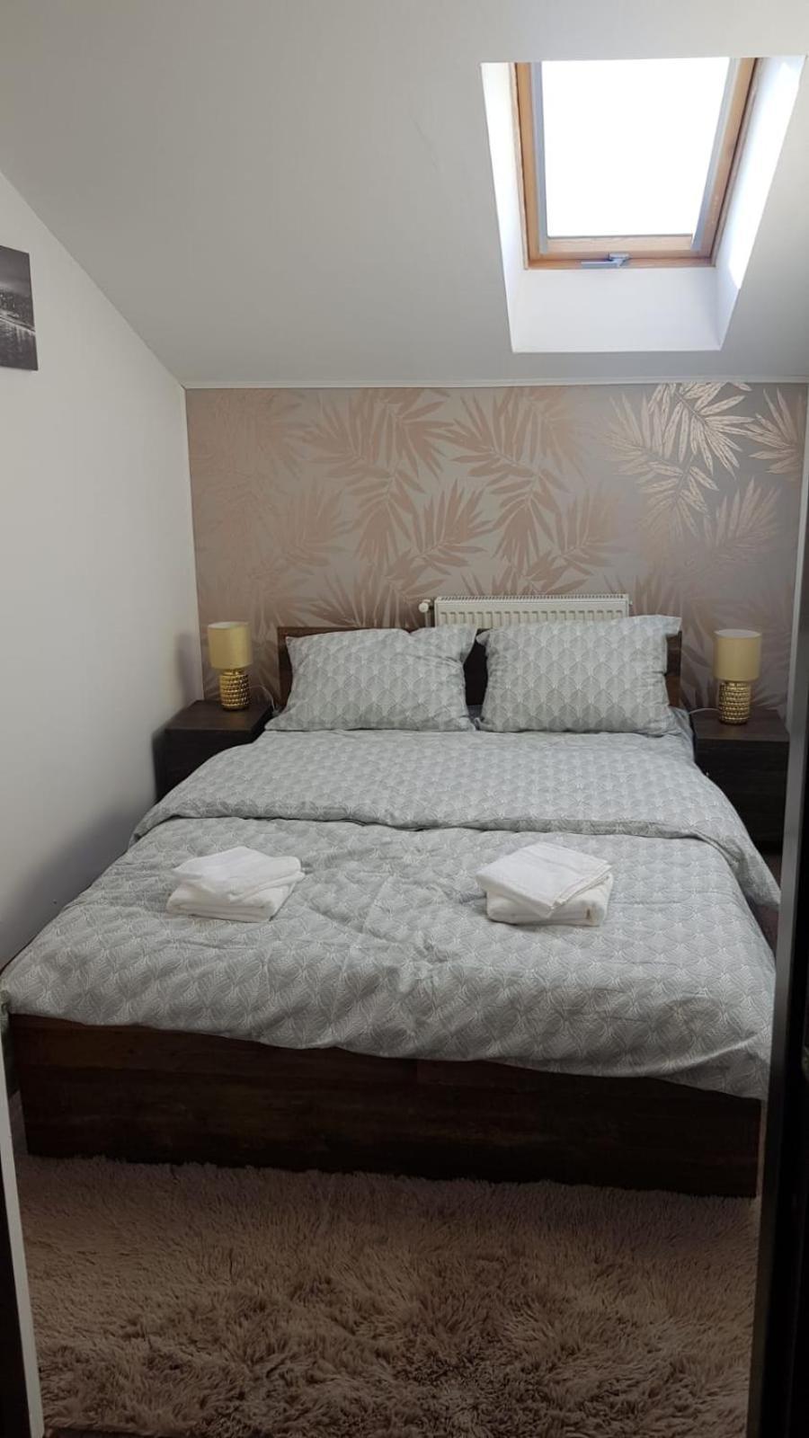 Cosy 2 Bedroom Apartment In New Town 브라쇼브 외부 사진